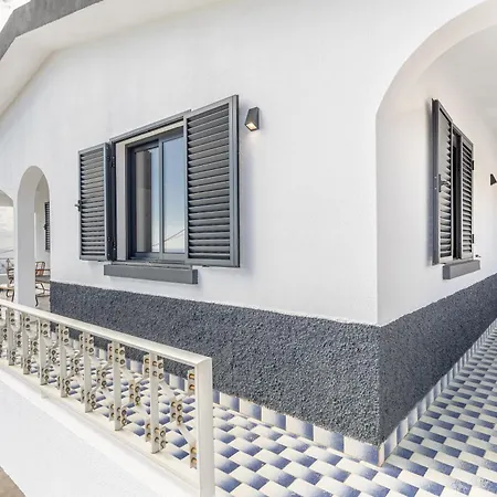 Maylily Seascape Santa Cruz (Madeira)