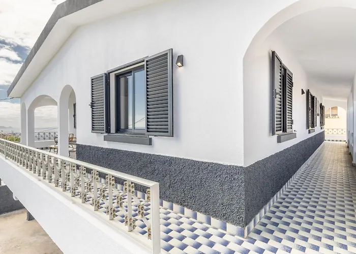 Maylily Seascape Santa Cruz (Madeira)